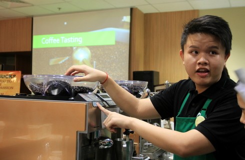 Những ly cà phê Espresso được rang xay trước khi đưa vào máy chế biến. Starbucks cho rằng, triết lý cà phê với các công thức được nghiên cứu kỹ, đảm bảo giúp khách hàng ở mọi nơi đều sử dụng chất lượng giống nhau. Để tạo nên một ly cà phê, các máy pha sẽ sử dụng áp suất, tạo độ mịn, nước tươi và có tỷ lệ chuẩn.